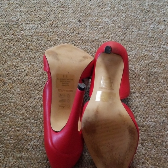 Red heels - Picture 4 of 5